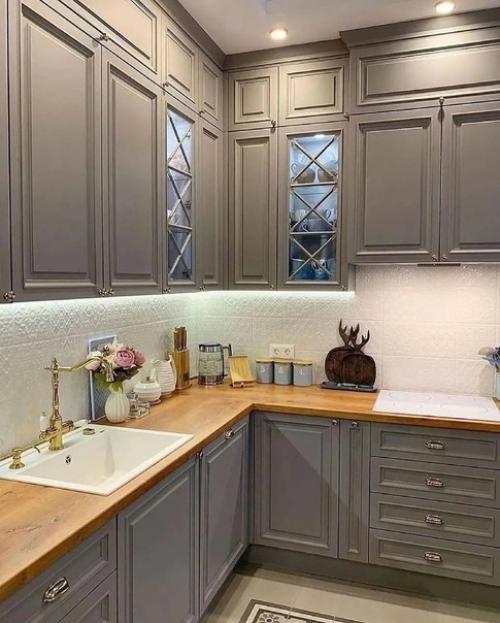 Небольшая кухня в сером цвете. 02