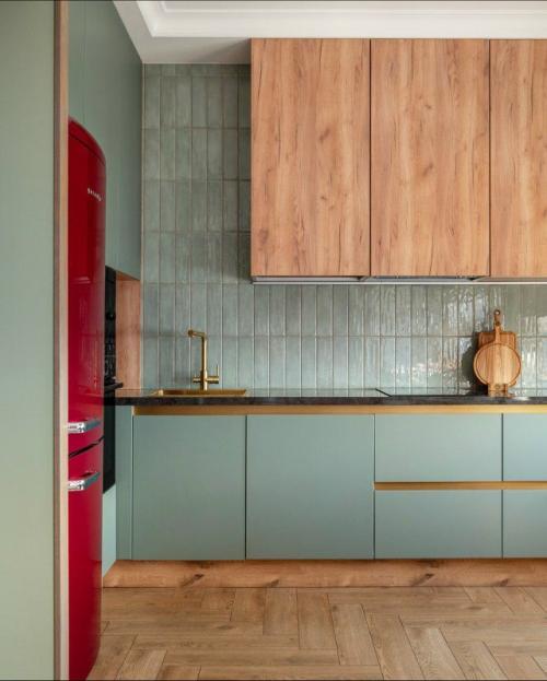 Квартира, где брусничный холодильник стал главной звездой. 08