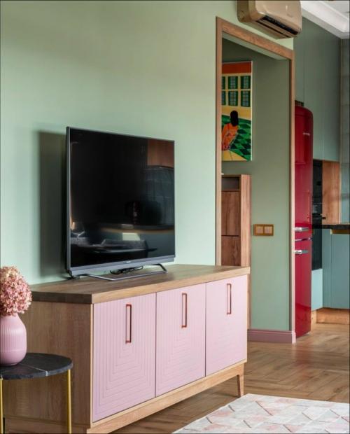 Квартира, где брусничный холодильник стал главной звездой. 05