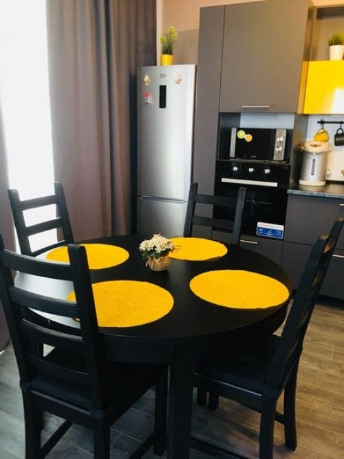 А мне нравятся яркие акценты в интерьере. 02