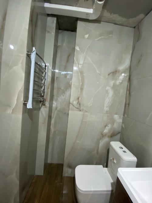 Нeдодeланная ванная комната, нeт потолка, стeллажа и зeркала с машинкой. 02