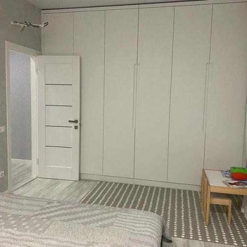 Такой монохромный интерьер можно за основу взять. 05