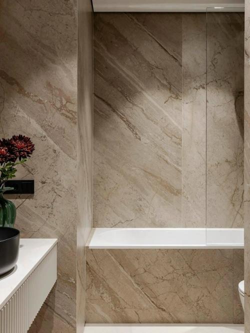 Лепнина, путешествия и красные акценты: квартира в Минске. 06