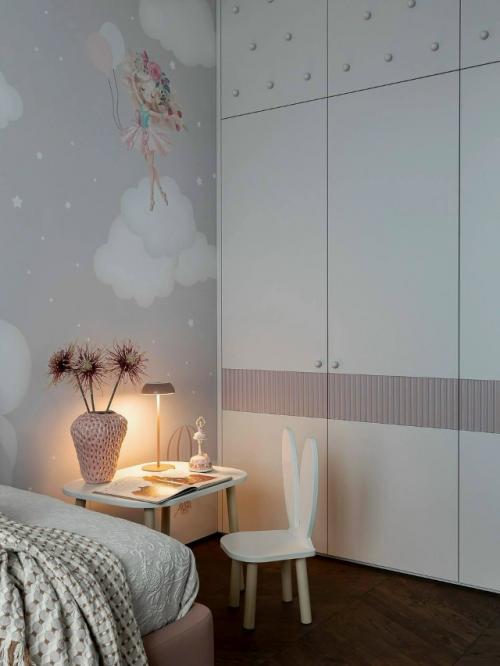 Лепнина, путешествия и красные акценты: квартира в Минске. 09