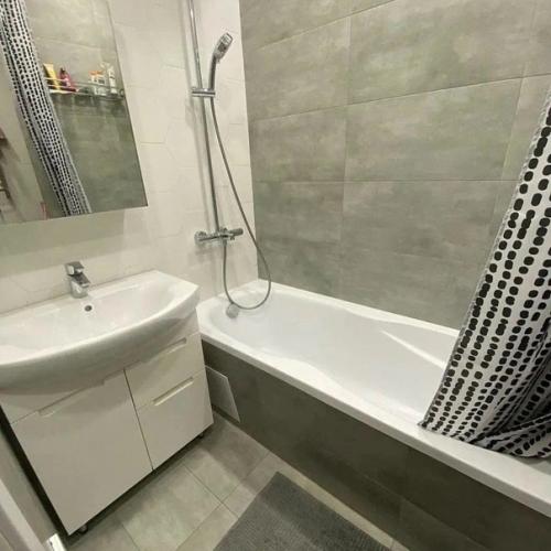 Такой монохромный интерьер можно за основу взять. 02