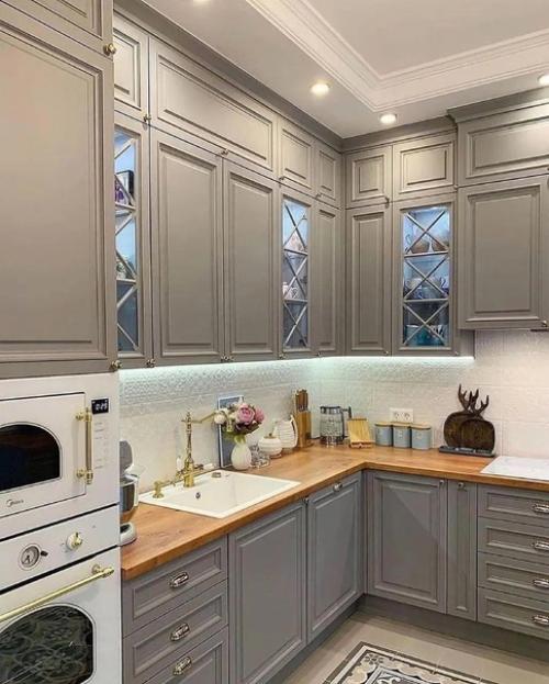 Небольшая кухня в сером цвете. 05