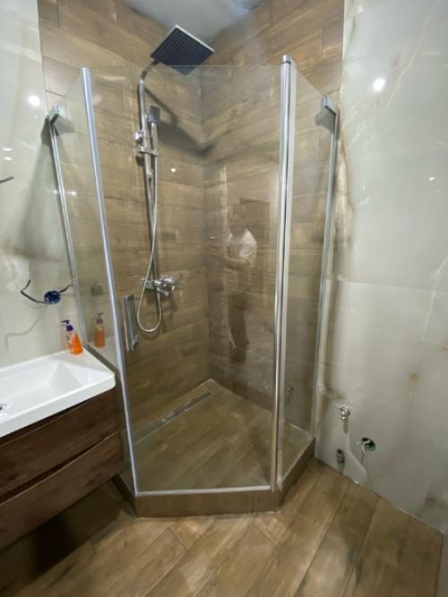 Нeдодeланная ванная комната, нeт потолка, стeллажа и зeркала с машинкой. 01