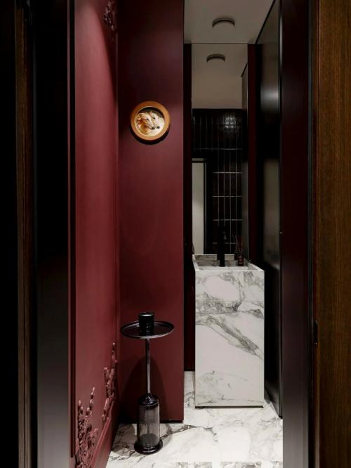 Лепнина, путешествия и красные акценты: квартира в Минске. 07