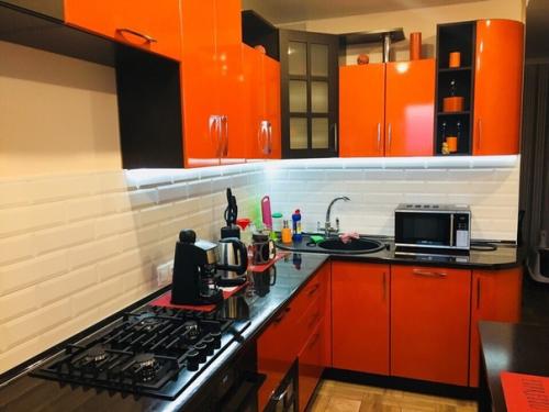 Купили квартиру и пришлось въезжать в голые стены, чтоб не платить за аренду. 01