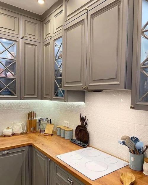 Небольшая кухня в сером цвете. 04