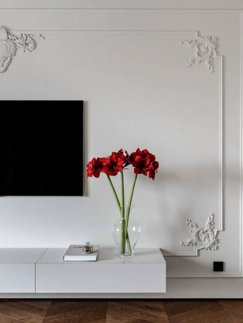 Лепнина, путешествия и красные акценты: квартира в Минске. 03