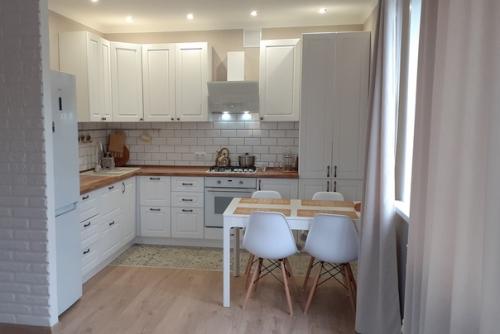 Сделали перепланировку и ремонт на кухне.