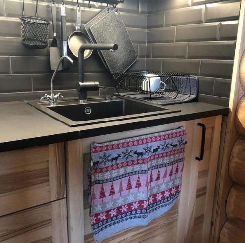 Небольшой бревенчатый домик, который расположен загородом. 03