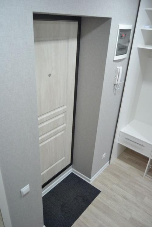 Только закончили ремонт в прихожей. 05