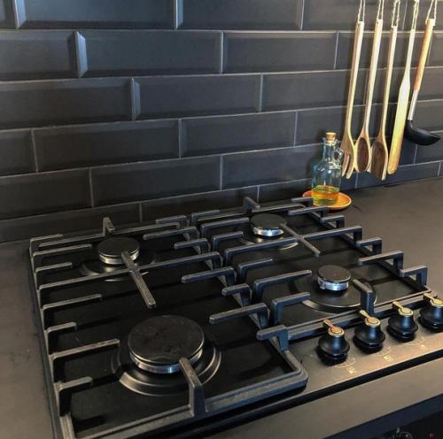 Небольшой бревенчатый домик, который расположен загородом.