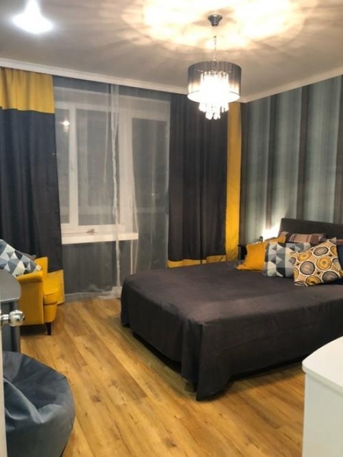 Немного перепланировали гостиную (24 м 2) и сделали с нее спальню с гардеробной 16+4 м 2. ещё 4 м 2 отдали коридору. 03