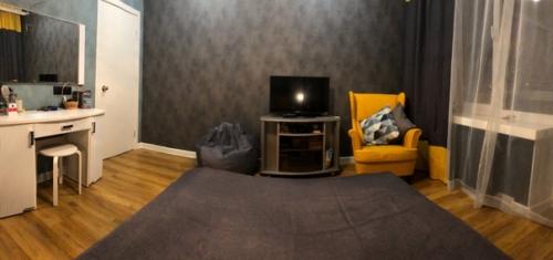 Немного перепланировали гостиную (24 м 2) и сделали с нее спальню с гардеробной 16+4 м 2. ещё 4 м 2 отдали коридору. 06