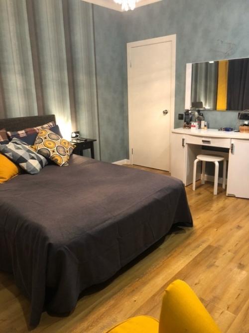 Немного перепланировали гостиную (24 м 2) и сделали с нее спальню с гардеробной 16+4 м 2. ещё 4 м 2 отдали коридору. 08