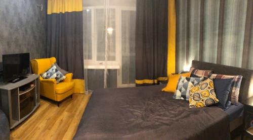 Немного перепланировали гостиную (24 м 2) и сделали с нее спальню с гардеробной 16+4 м 2. ещё 4 м 2 отдали коридору. 05