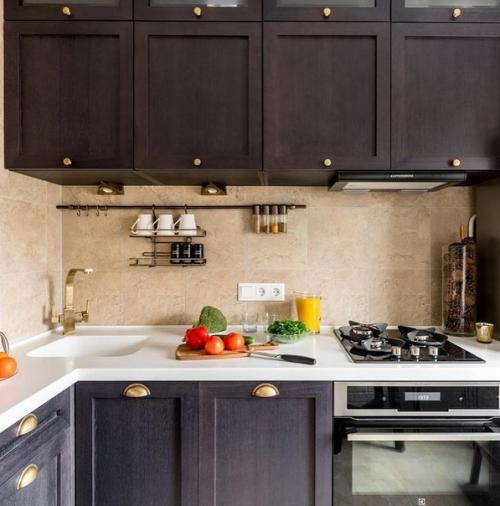 В этой небольшой двушке дизайнеру удалось уместить все необходимое. 04