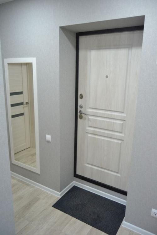 Только закончили ремонт в прихожей. 03