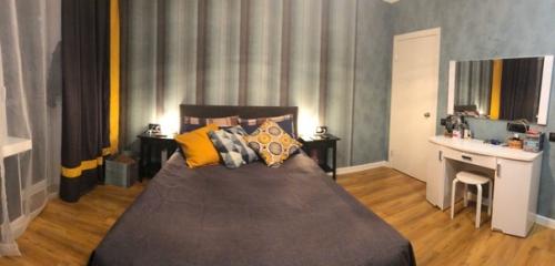 Немного перепланировали гостиную (24 м 2) и сделали с нее спальню с гардеробной 16+4 м 2. ещё 4 м 2 отдали коридору. 07