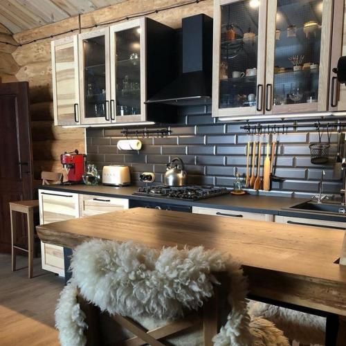 Небольшой бревенчатый домик, который расположен загородом. 02