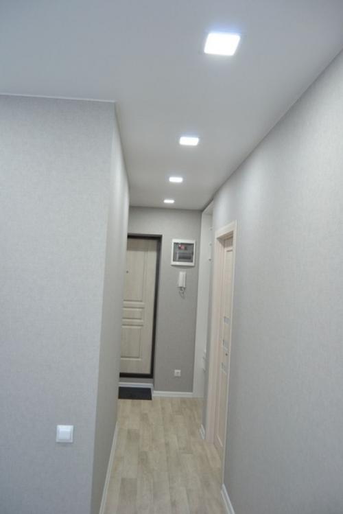 Только закончили ремонт в прихожей. 09