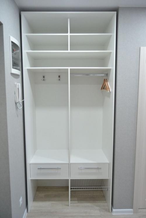 Только закончили ремонт в прихожей. 02