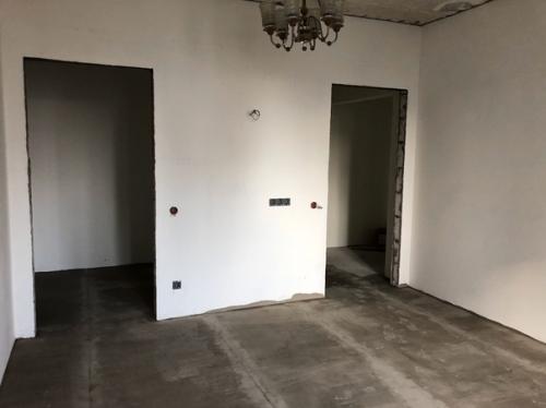 Немного перепланировали гостиную (24 м 2) и сделали с нее спальню с гардеробной 16+4 м 2. ещё 4 м 2 отдали коридору. 02