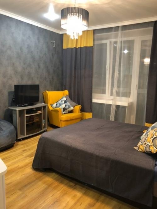 Немного перепланировали гостиную (24 м 2) и сделали с нее спальню с гардеробной 16+4 м 2. ещё 4 м 2 отдали коридору. 04