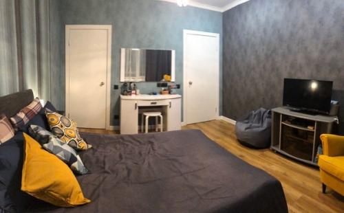 Немного перепланировали гостиную (24 м 2) и сделали с нее спальню с гардеробной 16+4 м 2. ещё 4 м 2 отдали коридору. 09