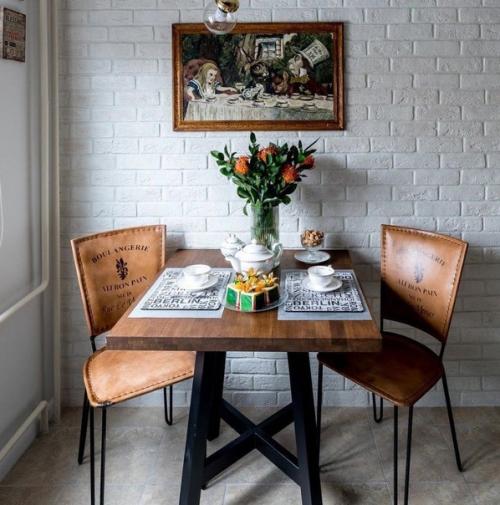 В этой небольшой двушке дизайнеру удалось уместить все необходимое. 03