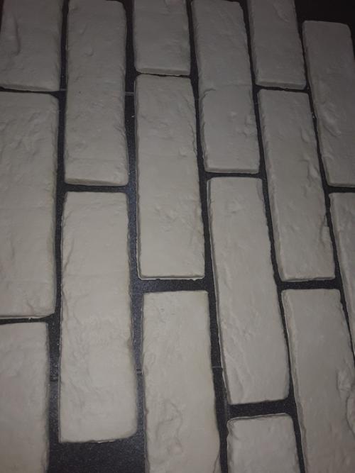 Декоративный кирпич из гипса как вам уже сухой вариант заливал. 01