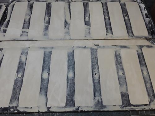 Декоративный кирпич из гипса как вам уже сухой вариант заливал.