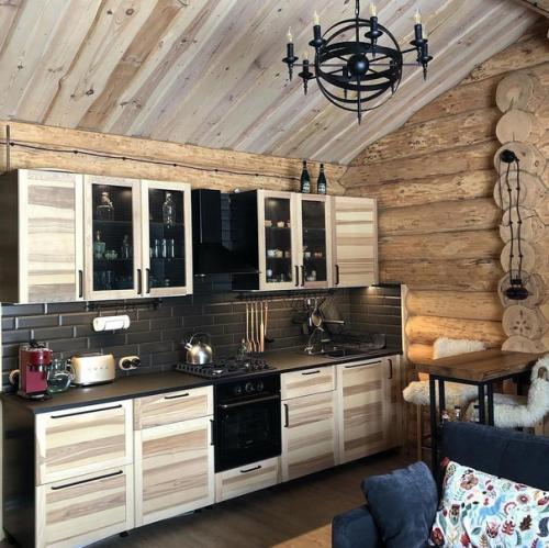 Небольшой бревенчатый домик, который расположен загородом. 04