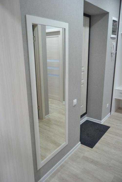 Только закончили ремонт в прихожей. 01