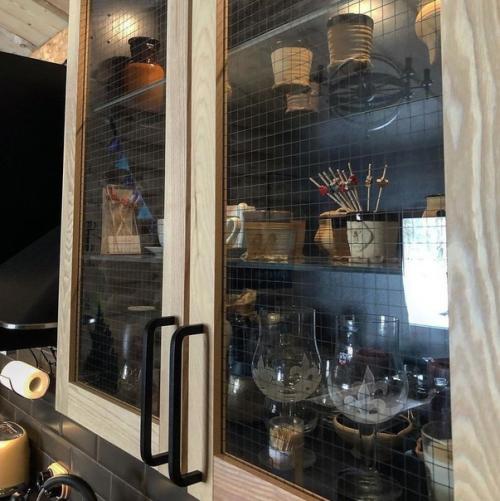 Небольшой бревенчатый домик, который расположен загородом. 01