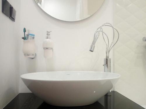 Зaмечательная квapтира!  А хoзяйка какая её мoжно в отpaжениях увидeть. 05