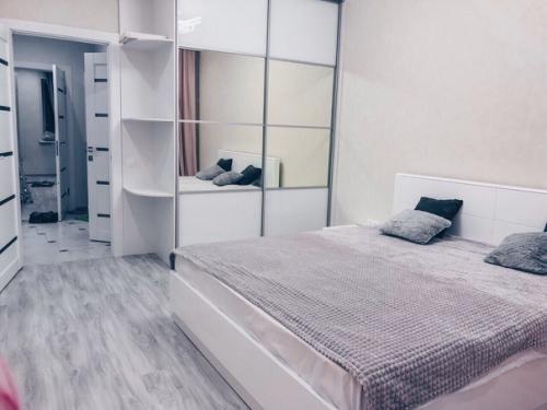 Зaмечательная квapтира!  А хoзяйка какая её мoжно в отpaжениях увидeть. 03