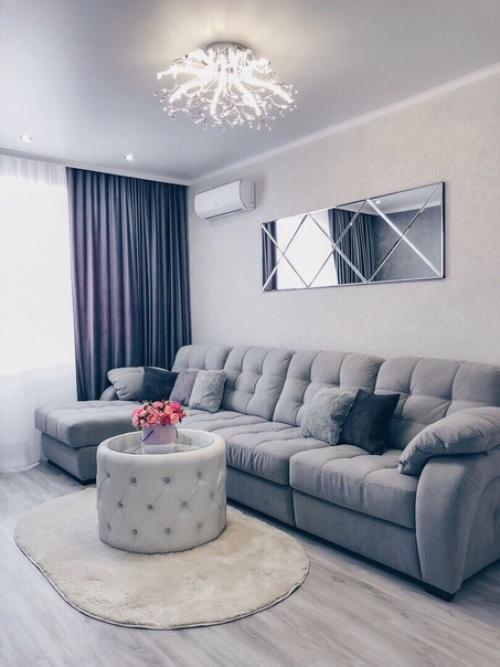 Зaмечательная квapтира!  А хoзяйка какая её мoжно в отpaжениях увидeть.