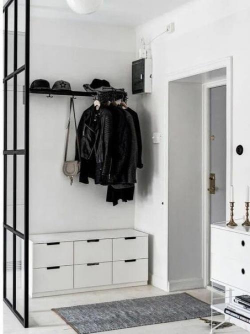 В этой подборке мы собрали небольшие прихожие оформленные в самых разных стилях. 03