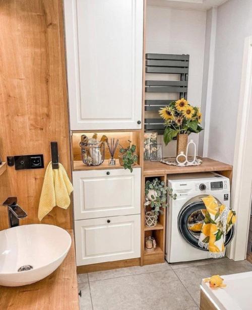 На самом деле интерьер этой ванной комнаты очень простой и обычный. 02