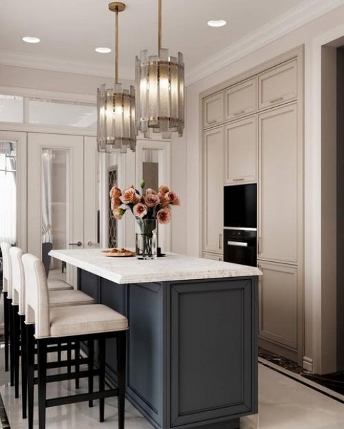 Небольшая кухня с островом.