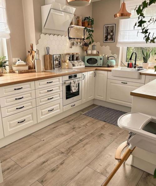 Уютная, милая кухня в светлых тонах. 06