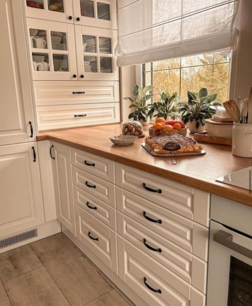 Уютная, милая кухня в светлых тонах. 05