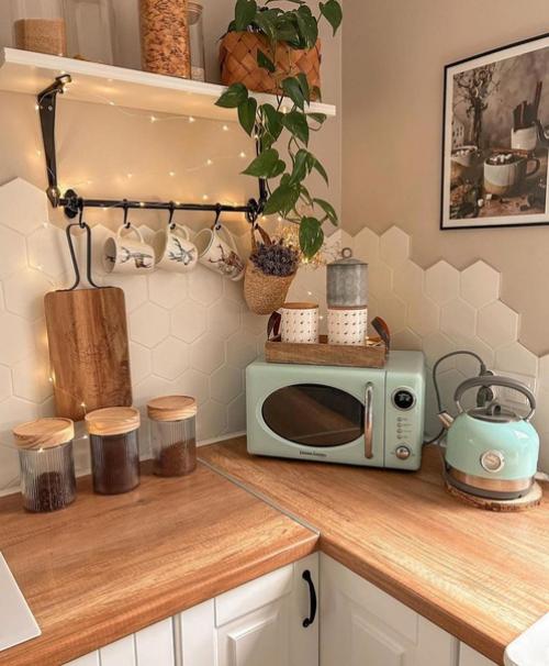 Уютная, милая кухня в светлых тонах. 01