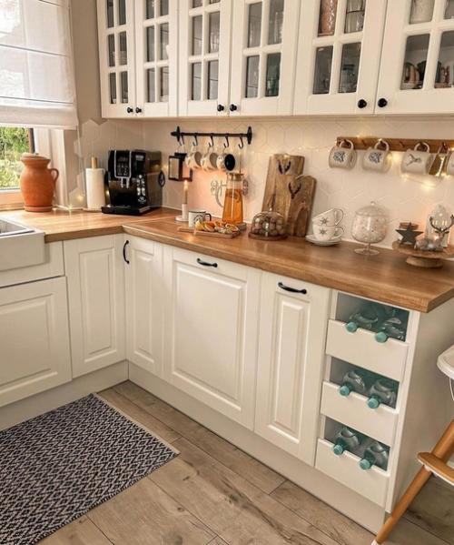 Уютная, милая кухня в светлых тонах. 02