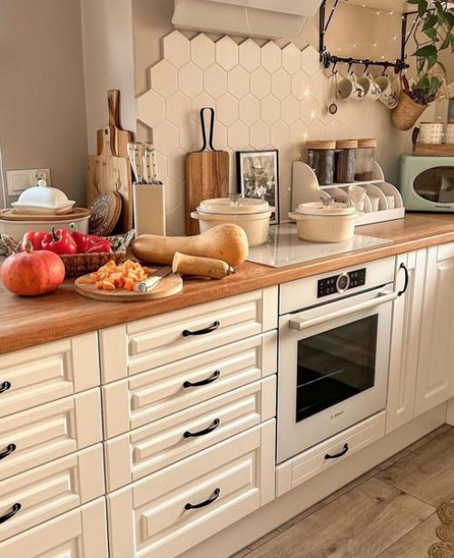 Уютная, милая кухня в светлых тонах. 03