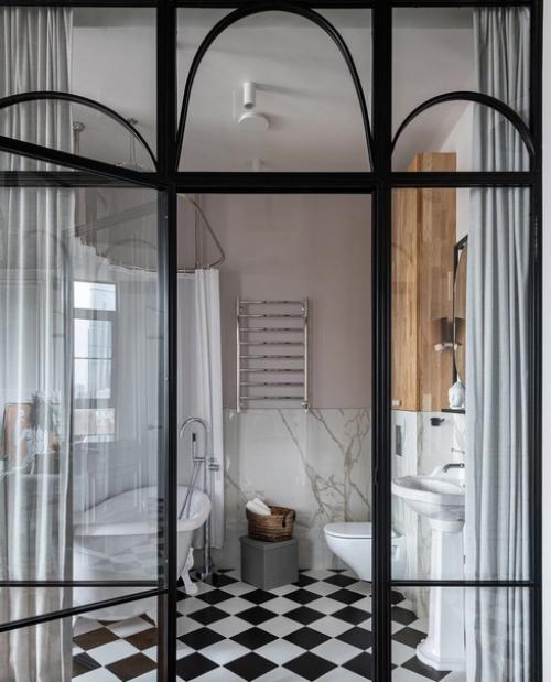 Нестандартная, но очень удобная планировка с зеркальными перегородками.